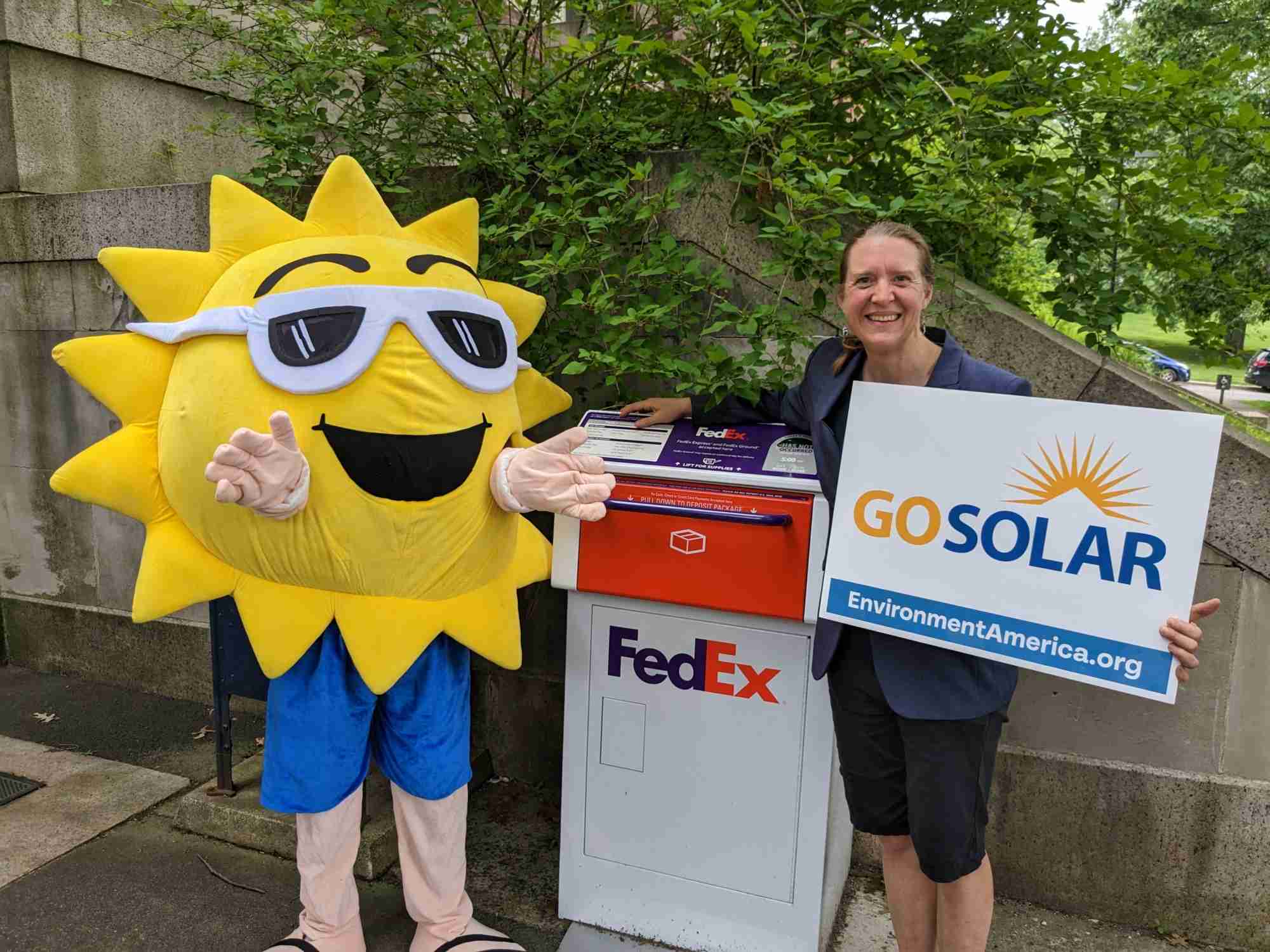 Why FedEx should put solar panels on all its warehouses