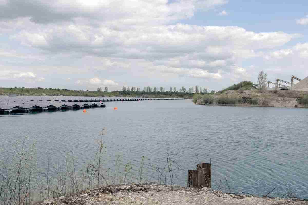 Floating Solar Panels Turn Old Industrial Sites Into Green Energy Goldmines 3 Floating Solar Panels Turn Old Industrial Sites Into Green Energy Goldmines