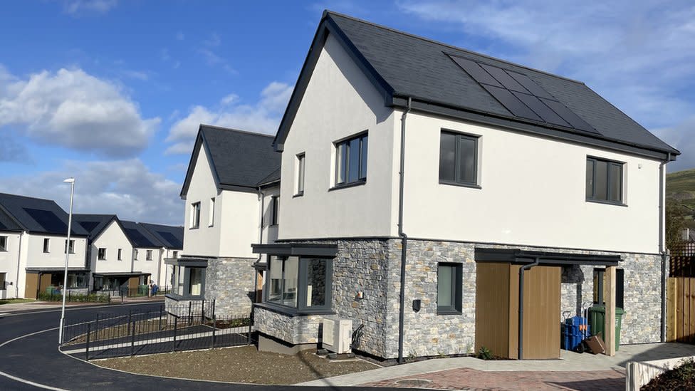 Solar panels: Call for new homes to have renewable energy