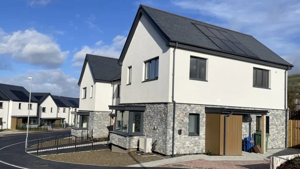 Solar panels: Call for new homes to have renewable energy