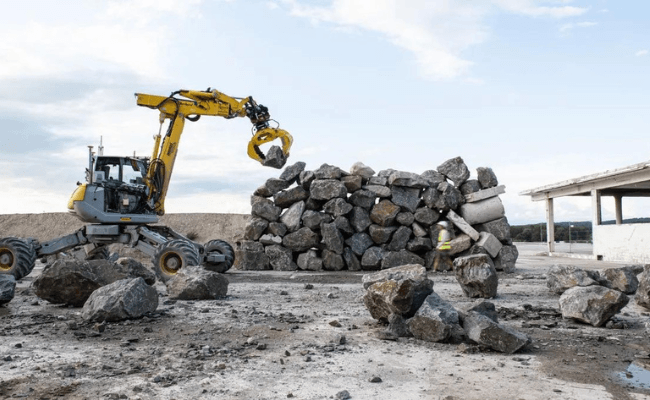 Construction robot stacks walls by itself