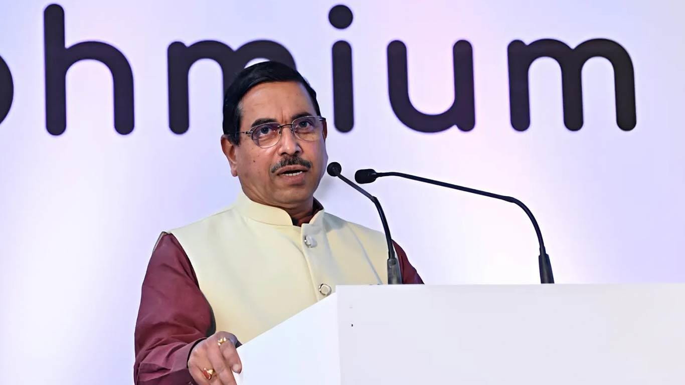 India's Renewable Energy Capacity Reaches 195 GW, Minister Highlights Green Hydrogen Potential