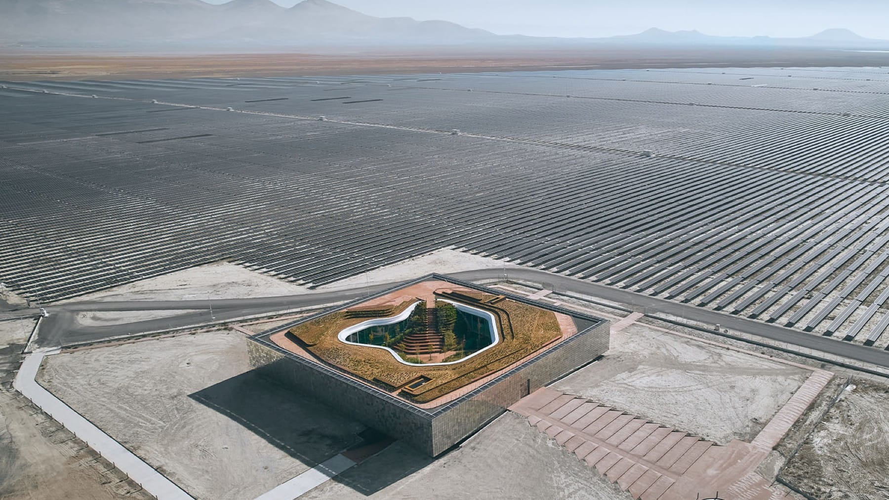 The largest photovoltaic power plant ever seen: 3 million solar panels in the desert, with this in the middle