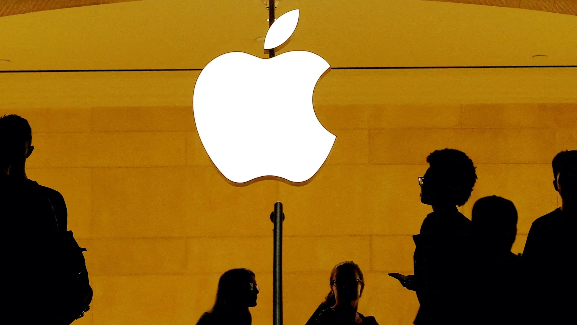 Apple allegedy spied on workers’ personal devices and silenced them